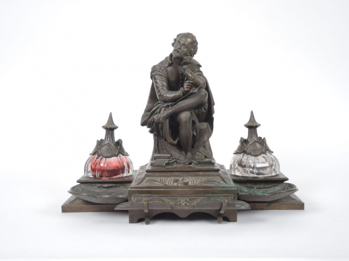 Encrier XIXème en bronze et cristal, figurant Shakespeare. 29 x 38,5 x