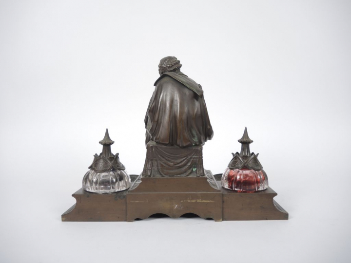 Encrier XIXème en bronze et cristal, figurant Shakespeare. 29 x 38,5 x