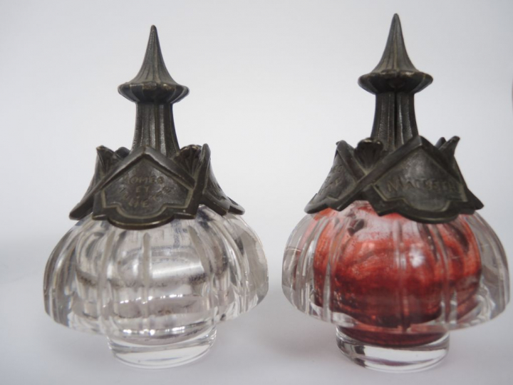 Encrier XIXème en bronze et cristal, figurant Shakespeare. 29 x 38,5 x