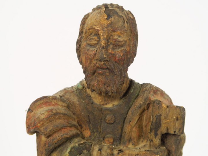 "Saint Pierre" Sujet XVIIème en bois polychrome.  H. 42 cm  (accidents