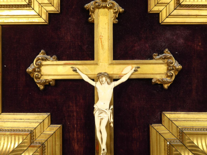 Crucifix XIXème en ivoire sculpté. Dans son cadre en bois doré en form