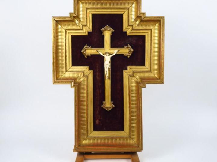 Crucifix XIXème en ivoire sculpté. Dans son cadre en bois doré en form
