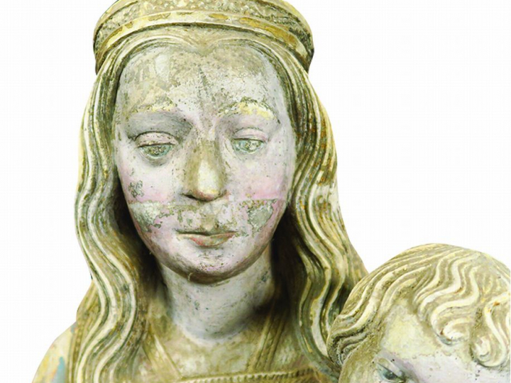 Vierge à l’Enfant en pierre sculptée et polychromée. Debout, elle port