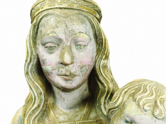 Vente aux enchères Vierge à l’Enfant en pierre sculptée et polychromée. Debout, elle port
