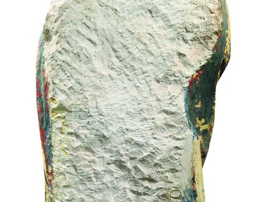 Vierge à l’Enfant en pierre sculptée et polychromée. Debout, elle port