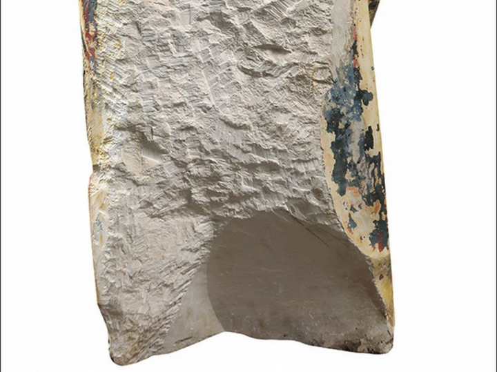 Vierge à l’Enfant en pierre sculptée et polychromée. Debout, elle port