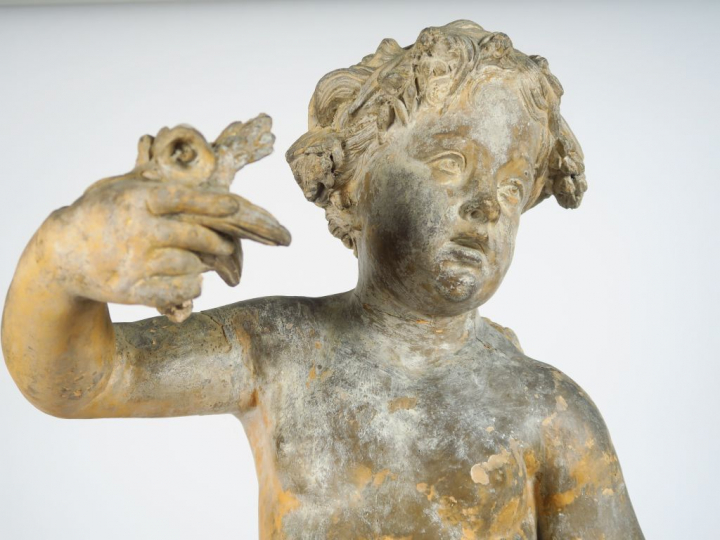 Enfant personnifiant l’Eté en terre cuite ronde-bosse avec restes de m