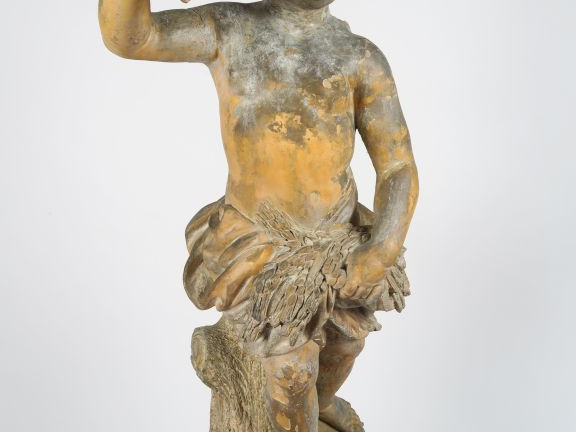Enfant personnifiant l’Eté en terre cuite ronde-bosse avec restes de m