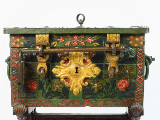 Vente aux enchères Coffre de marine XVIIème en fer polychrome, à décor de fleurs, belle s
