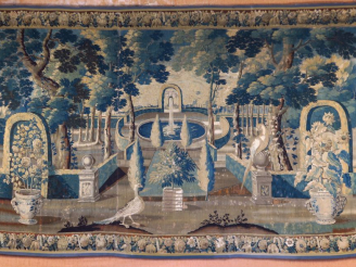 Vente aux enchères Tapisserie d’Aubusson XVIIème, à décor de aras et d’oiseaux dans un pa