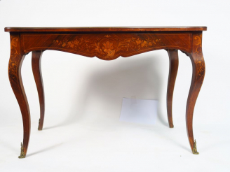 Vente aux enchères Table de salon Napoléon III de style Louis XV en marqueterie, à décor 