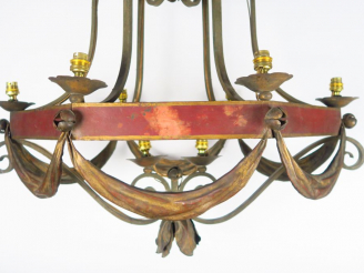 Vente aux enchères Lustre et paire d'appliques assorties de style Louis XV, en fer forgé 