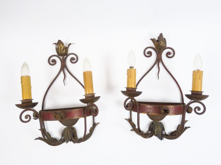 Lustre et paire d'appliques assorties de style Louis XV, en fer forgé 