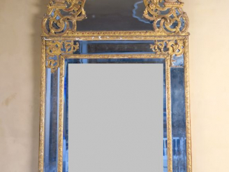 Vente aux enchères Glace à parcloses Régence en bois sculpté et doré, à décor de trophée,