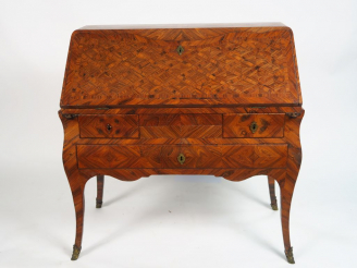 Vente aux enchères Bureau de pente Louis XV en marqueterie de bois de violette, à décor d
