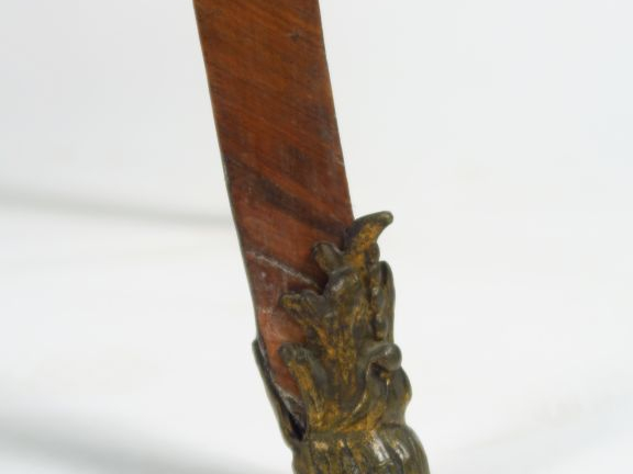 Bureau de pente Louis XV en marqueterie de bois de violette, à décor d