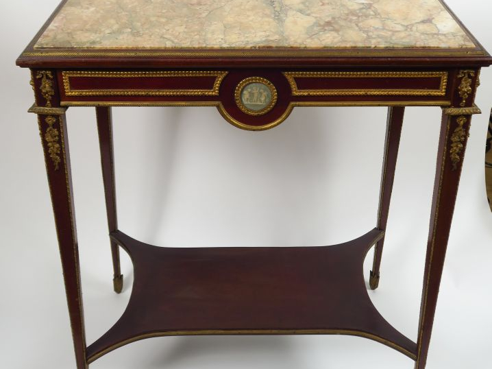 Gueridon de style Louis XVI en acajou et placage d'acajou, orné de deu