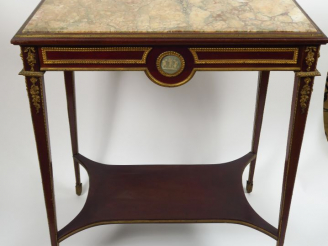 Vente aux enchères Gueridon de style Louis XVI en acajou et placage d'acajou, orné de deu