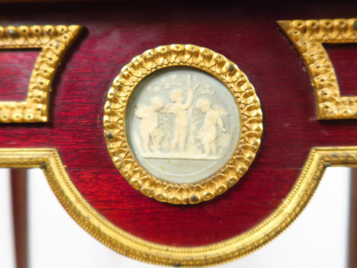 Gueridon de style Louis XVI en acajou et placage d'acajou, orné de deu