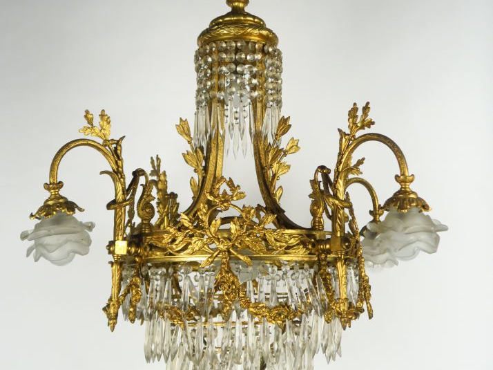 Lustre 1900 de style Louis XVI en bronze doré et cristal.  Eclairant à