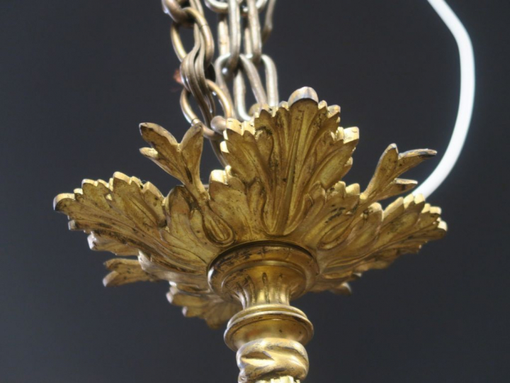 Lustre 1900 de style Louis XVI en bronze doré et cristal.  Eclairant à