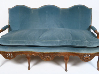 Vente aux enchères 	Canapé Régence en noyer mouluré et sculpté, huit pieds terminés en sa