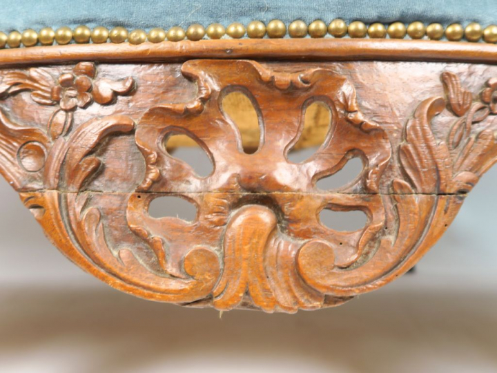 	Canapé Régence en noyer mouluré et sculpté, huit pieds terminés en sa