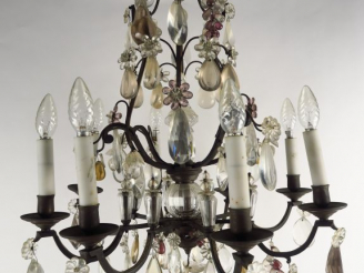 Vente aux enchères 	Lustre à pampilles bicolores en verre et cristal, à décor de gouttes 