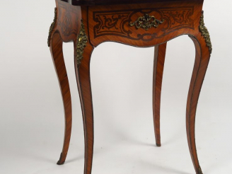 Vente aux enchères Travailleuse Napoléon III de style Louis XV en marqueterie, à décor d'