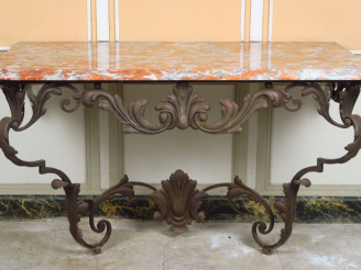 Vente aux enchères Paire de consoles de style Louis XV en tôle et fer forgé.  Dessus marb