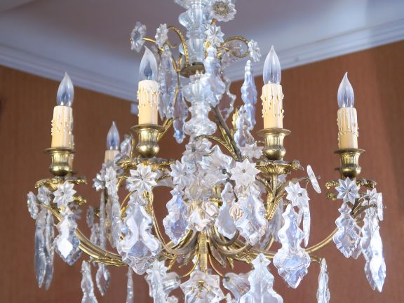 Paire de lustres à pampilles en cristal de style Louis XV, monture en 