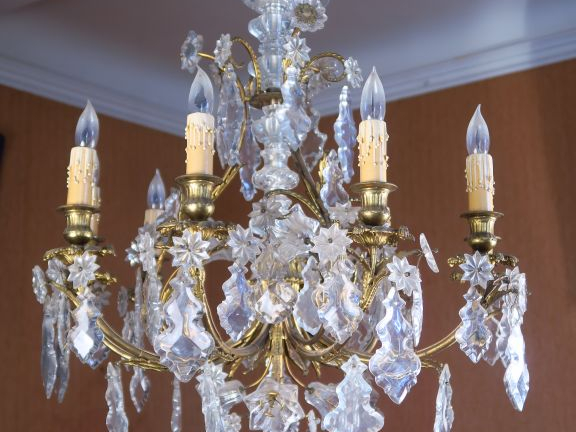 Paire de lustres à pampilles en cristal de style Louis XV, monture en 
