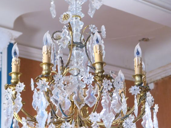 Paire de lustres à pampilles en cristal de style Louis XV, monture en 