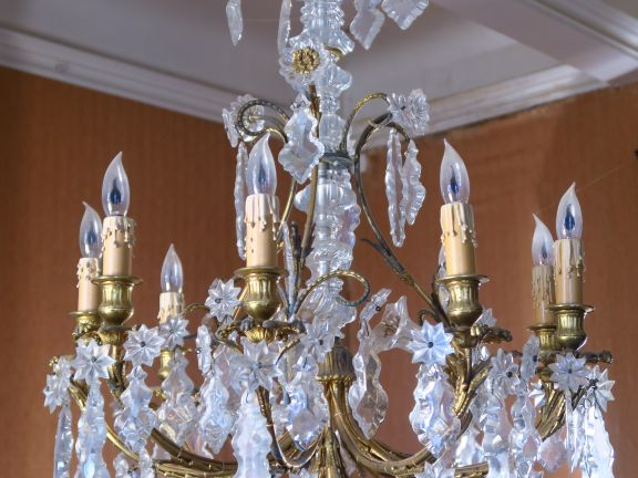 Paire de lustres à pampilles en cristal de style Louis XV, monture en 
