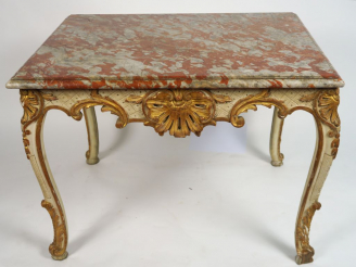 Vente aux enchères 	Table Louis XV en bois sculpté, doré et laqué gris, à décor de palmet