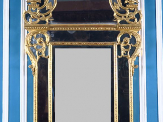 Vente aux enchères Glace à parcloses Régence en bois sculpté et doré, à décor de rocaille