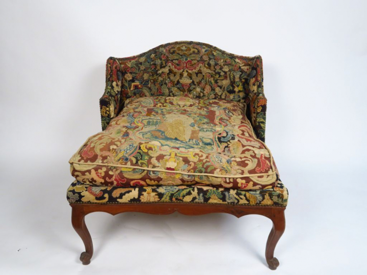 Duchesse brisée Régence en noyer mouluré, montants d’accotoirs en coup