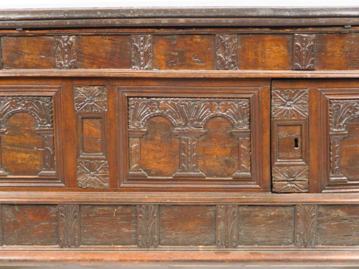 Coffre italien XVIIème dit "cassone" en bois naturel mouluré et sculpt