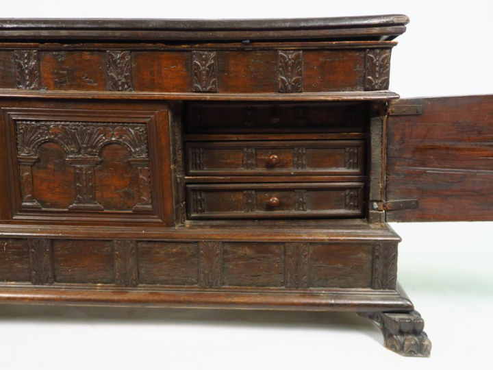 Coffre italien XVIIème dit "cassone" en bois naturel mouluré et sculpt
