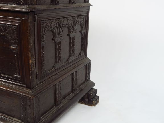 Coffre italien XVIIème dit "cassone" en bois naturel mouluré et sculpt