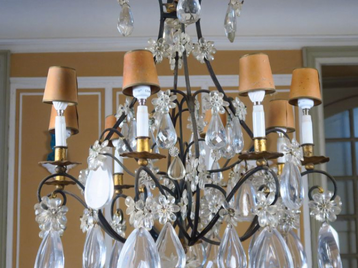 Grand lustre à pampilles en forme de gouttes de style Louis XV en verr