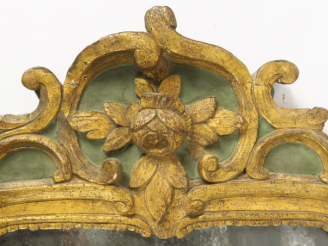 Vente aux enchères Glace Louis XV en bois sculpté, doré et laqué vert, à décor de fleurs,
