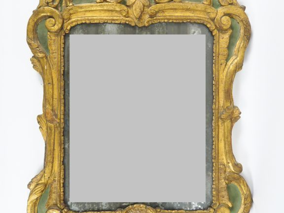 Glace Louis XV en bois sculpté, doré et laqué vert, à décor de fleurs,