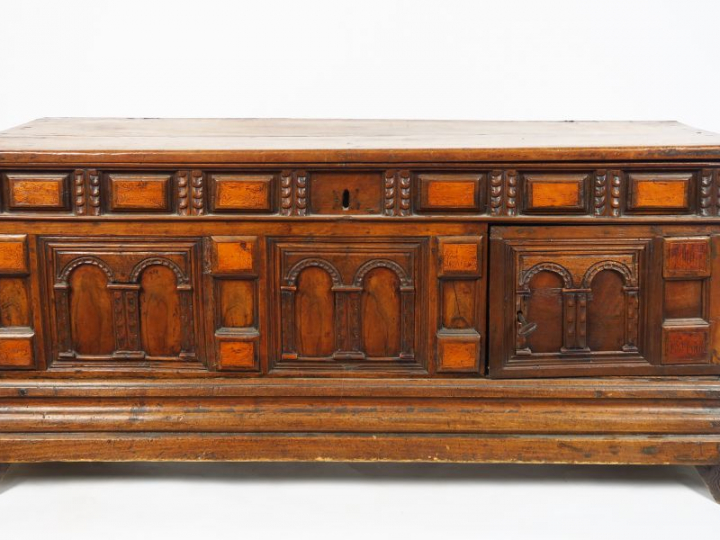 Coffre italien XVIIème dit « cassone » en bois naturel mouluré et scul