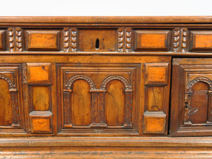 Coffre italien XVIIème dit « cassone » en bois naturel mouluré et scul