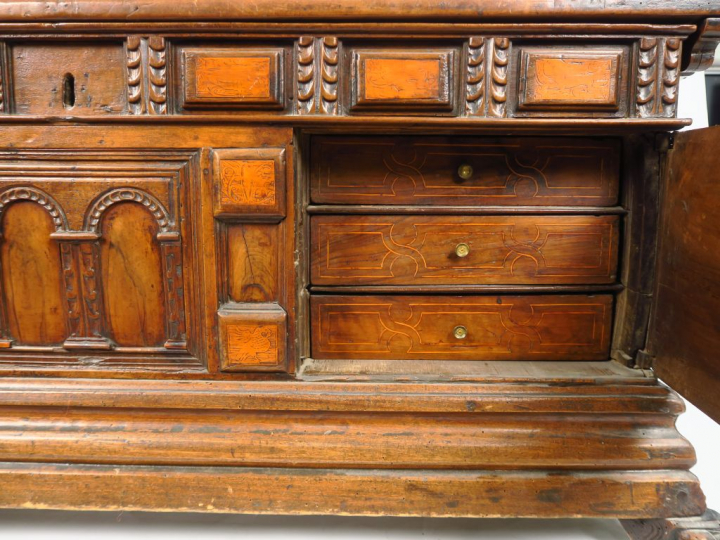 Coffre italien XVIIème dit « cassone » en bois naturel mouluré et scul