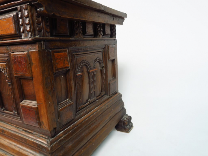 Coffre italien XVIIème dit « cassone » en bois naturel mouluré et scul