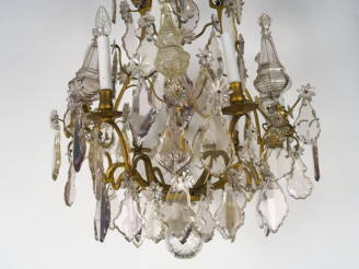 Vente aux enchères Lustre à pampilles en cristal légèrement teintées mauves. Eclairant à 