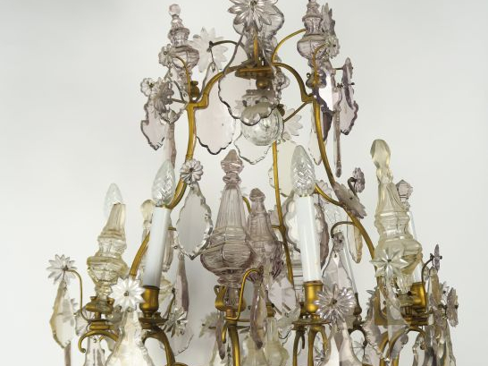 Lustre à pampilles en cristal légèrement teintées mauves. Eclairant à 