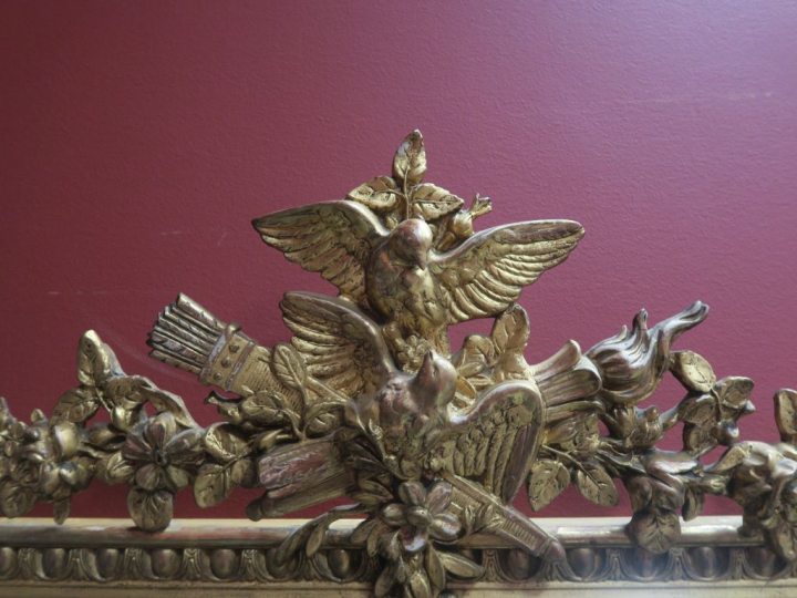 Glace à parcloses Napoléon III de style Louis XVI en bois et stuc doré